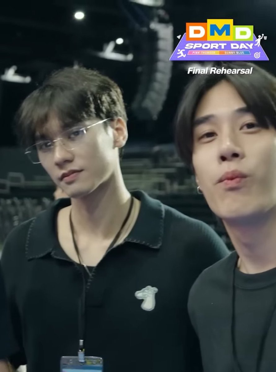 ff_morpor's tweet image. กิ๊งต๊อกไงหนูไม่คุ้นหูเลยหรอ

/เติ้ลกับเก่งทรงตำรวจแอค ๆ มาก 5555555555555555555555555555555

#BTSDMDSportDayPart1
#KengHarit #TLE_mtm