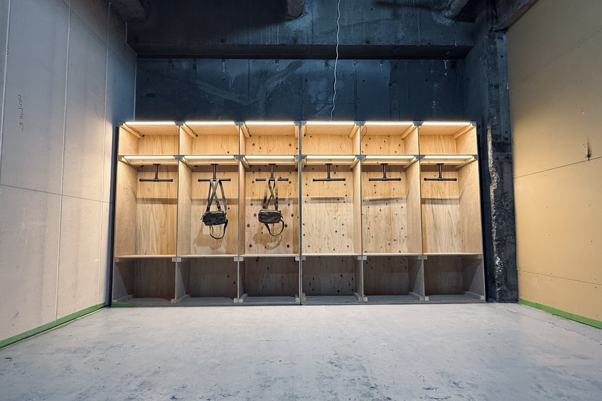 🛠セーフティー特別エリアに設置するこだわりラックが完成しました！

自分たちで考えて進めた分、思った以上に良い仕上がりになったと思います。

引き続きオープンに向けて準備を進めていきます。
応援よろしくお願いします！

#BLKFOX本厚木 #神奈川
#サバゲー #厚木市