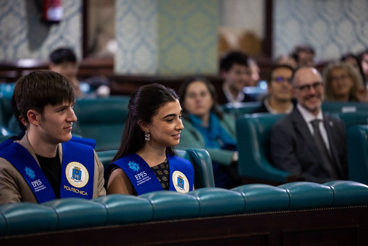 La_UPM's tweet image. Todas las entregas de diplomas son especiales, pero esta lo fue aún más si cabe 🎓 . Nuestra primera promoción del grado de Matemáticas 🔢  de la UPM ya tiene sus diplomas.
¡Enhorabuena!
📸 Ya puedes ver todas las fotos en nuestro Flickr  short.upm.es/6i8vl
 #somosUPM