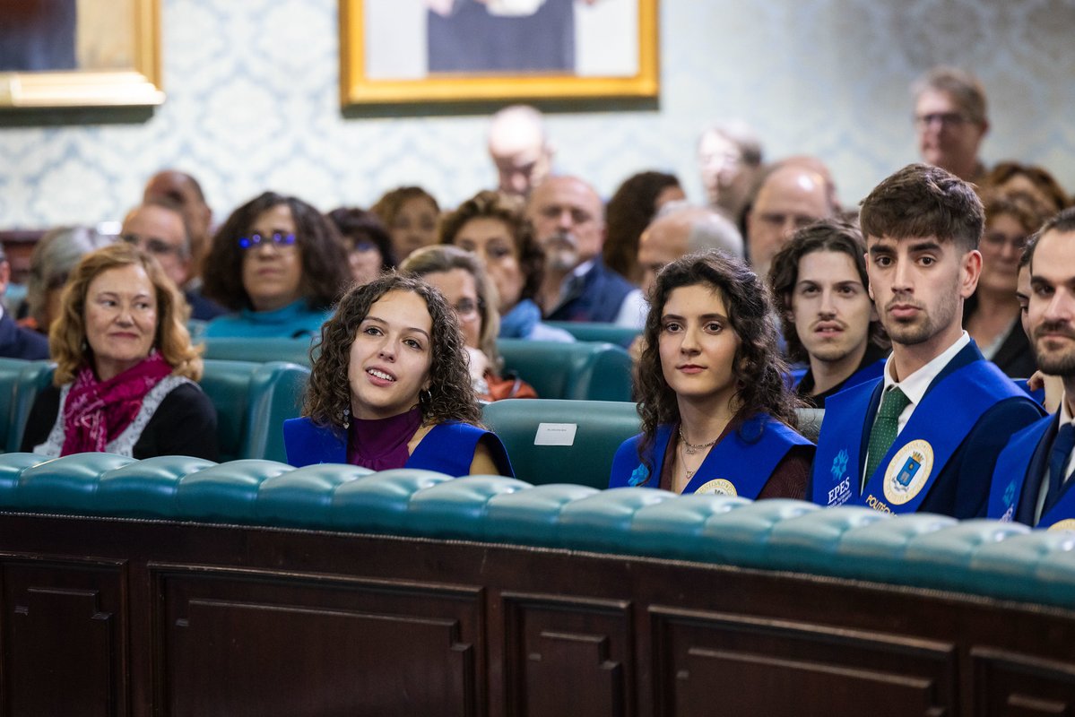 La_UPM's tweet image. Todas las entregas de diplomas son especiales, pero esta lo fue aún más si cabe 🎓 . Nuestra primera promoción del grado de Matemáticas 🔢  de la UPM ya tiene sus diplomas.
¡Enhorabuena!
📸 Ya puedes ver todas las fotos en nuestro Flickr  short.upm.es/6i8vl
 #somosUPM