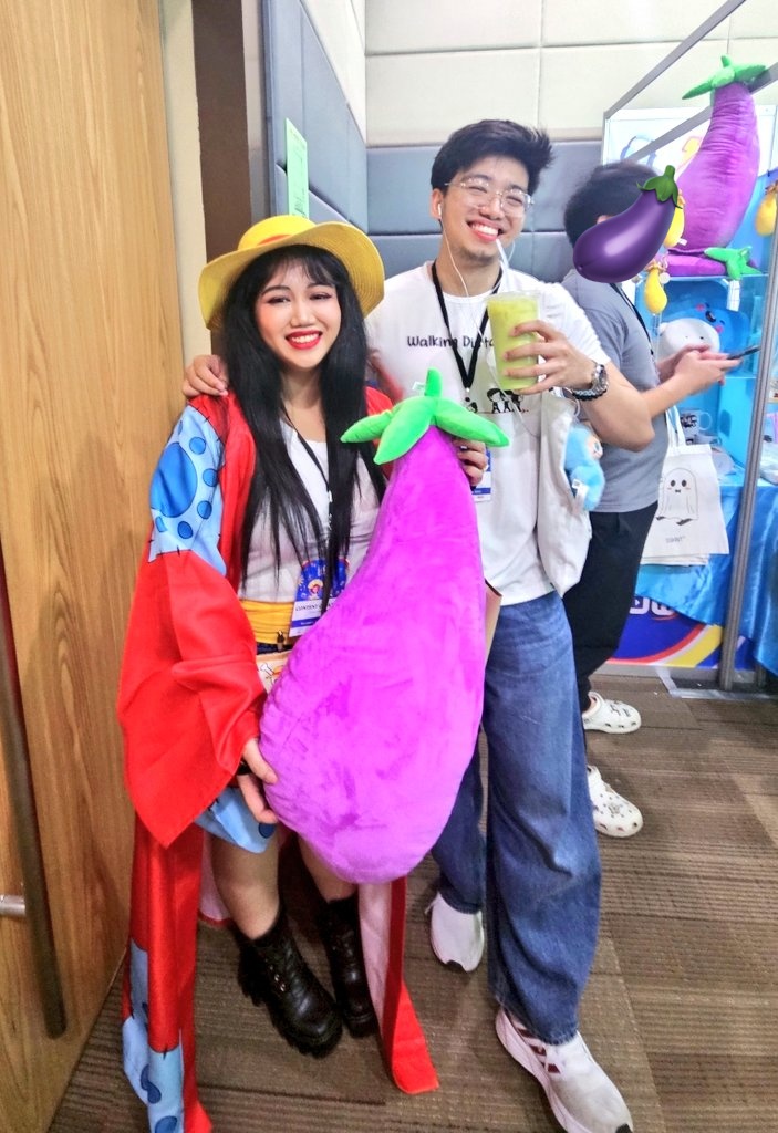 eRu_Chi's tweet photo. Nakabili at nahawakan ko na rin Ang malaking talong 🍆 ni @sskaitcomics 🤭🤭🤭🍆🍆🍆 thank you po!
#philippinegameshow #pgs2025 #sskait https://t.co/5VbWPvc3JF