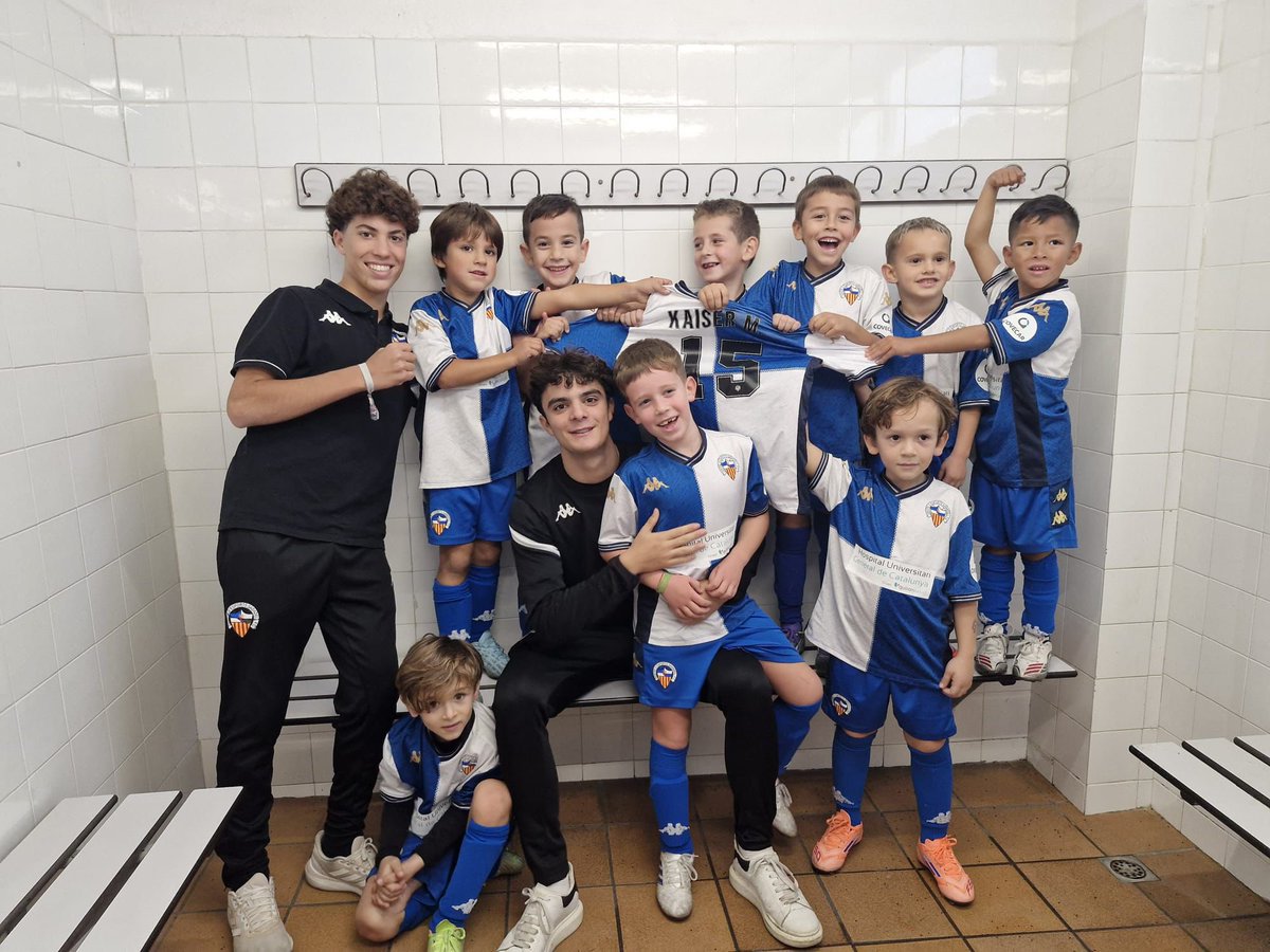 FutBaseCES's tweet image. 😁 Els 𝗣𝗥𝗘𝗕𝗘𝗡𝗝𝗔𝗠𝗜𝗡𝗦 continuen gaudint a cada partit!

🔥 Victòries del S8 A, S8 B, S7 A i S7 B jugant a un gran nivell

🤝🏻 Empat del S8 C en un gran partit 

👏🏻 Bona feina, arlequinats!

#FutBaseCES