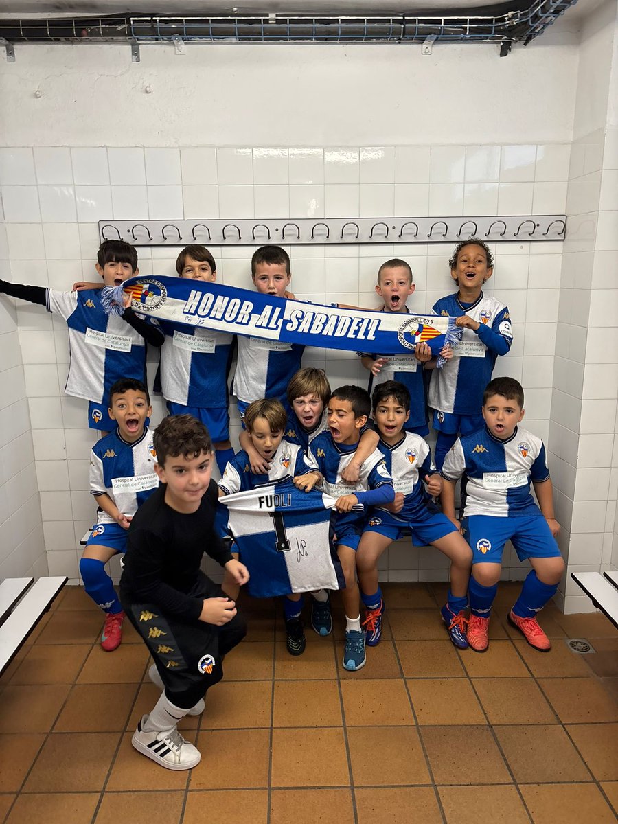 FutBaseCES's tweet image. 😁 Els 𝗣𝗥𝗘𝗕𝗘𝗡𝗝𝗔𝗠𝗜𝗡𝗦 continuen gaudint a cada partit!

🔥 Victòries del S8 A, S8 B, S7 A i S7 B jugant a un gran nivell

🤝🏻 Empat del S8 C en un gran partit 

👏🏻 Bona feina, arlequinats!

#FutBaseCES