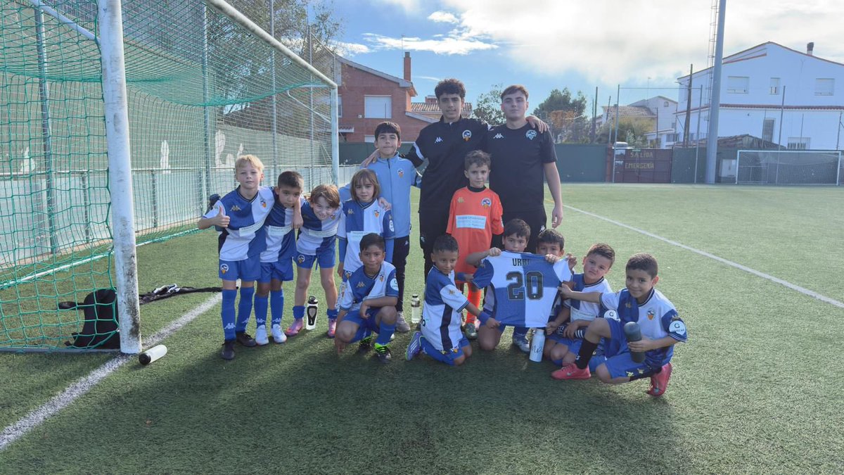 FutBaseCES's tweet image. 😁 Els 𝗣𝗥𝗘𝗕𝗘𝗡𝗝𝗔𝗠𝗜𝗡𝗦 continuen gaudint a cada partit!

🔥 Victòries del S8 A, S8 B, S7 A i S7 B jugant a un gran nivell

🤝🏻 Empat del S8 C en un gran partit 

👏🏻 Bona feina, arlequinats!

#FutBaseCES