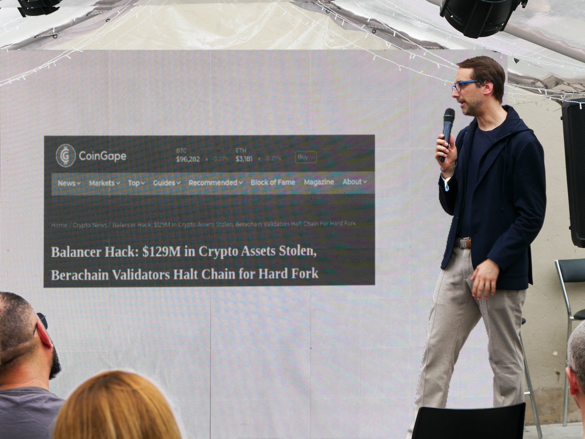 Buergel 在舞台上展示与加密新闻相关的头条