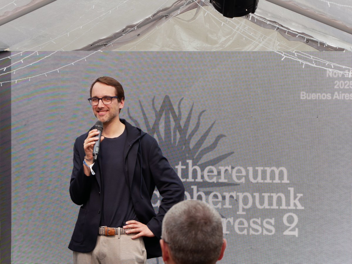 Buergel 在以太坊 Cypherpunk 大会发言时微笑