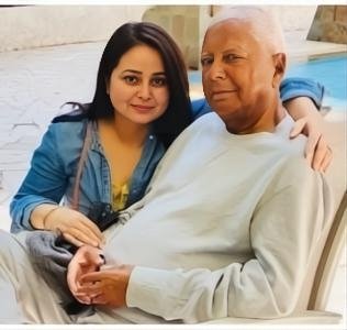 MrigendraSpeaks's tweet image. बताइए जिस बेटी ने अपना किडनी दान दे दिया लोग उसे बोल रहे हैं कि परिवार में शादीशुदा बेटियों का इंटरफेयर नहीं होना चाहिए..!!!

राजनीति यही है... कलयुग यही है... लोग नेताओं के चक्कर में पगला गए हैं... अपना विवेक खो चुके हैं... किडनी लेते टाइम वो बेटी थी... अपनी थी... अब पराई हो गई…