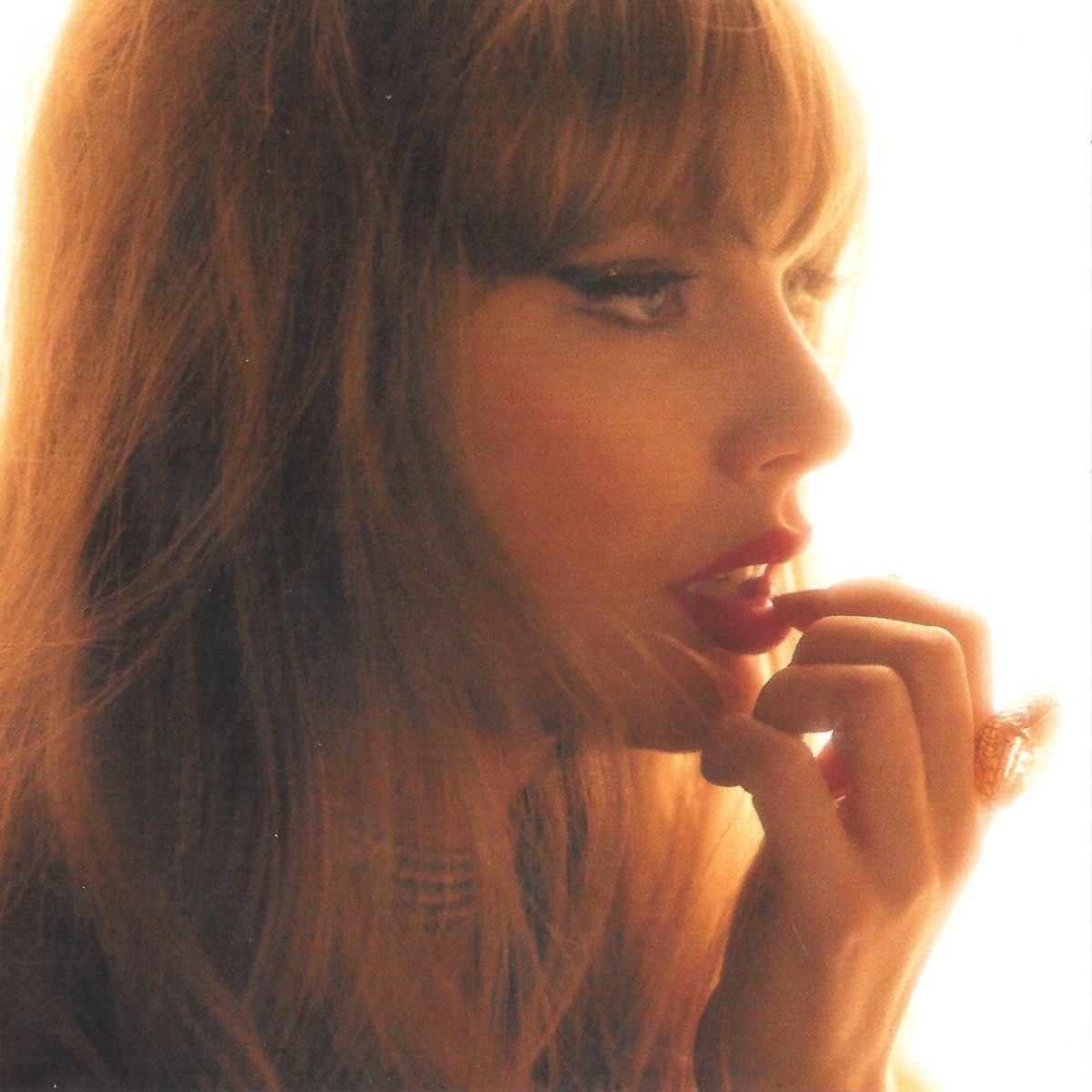 swiftinspires's tweet image. According to early midweek forecasts, Taylor Swift is on track to become the first woman this century to rule both the Billboard ‘200 and Hot 100’ for seven straight weeks, officially breaking Adele’s record.