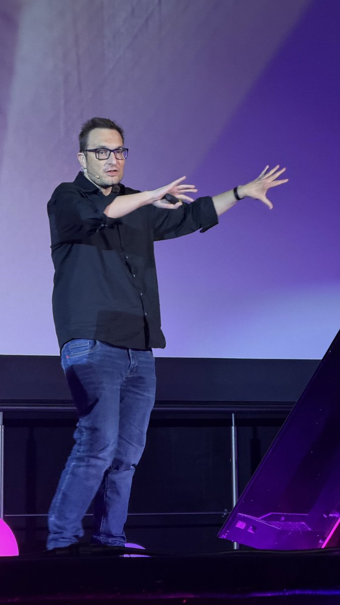 ngPolandConf's tweet image. 🔗 It’s time for @ManfredSteyer session: “Reactive Thinking with Signals and the New httpResource”! Learn how signals and the latest Angular features can supercharge your reactive apps. #ngpoland #angular #signals #reactive