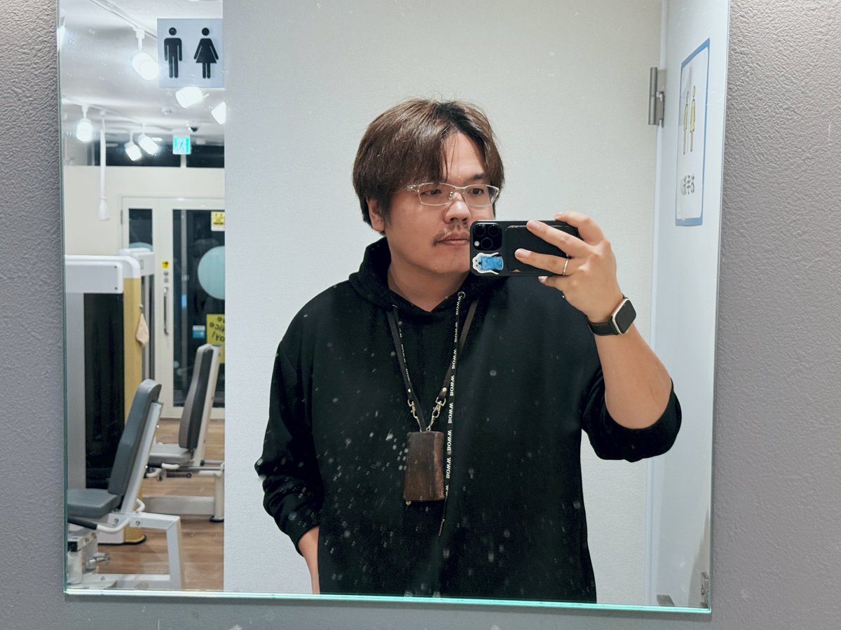 こちらは素敵なクリスマスツリーの近くを歩くパートナーと、その帰りに「ねえ今日ジム行くって約束したよね？」って言われてジムに寄った私です。