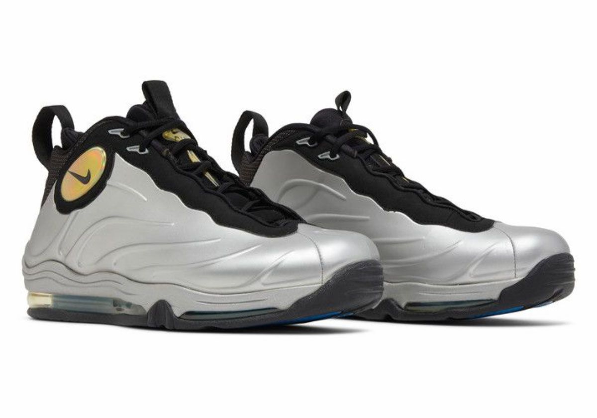 SneakerNews's tweet photo. Nike could be releasing the Total Foamposite Max in 2026

Frank Cooke of Nike teased the Retro on his IG stories 👀 

Full details >> https://t.co/hv6OZwtqq0 https://t.co/YPYvz0CxDL