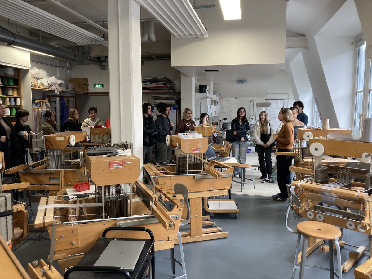 Les élèves de terminale Arts Appliqués en immersion à l’<a href="/Ensci_Paris/">ENSCI_LesAteliers</a>✨
Au programme :
🔹 Visite des ateliers textiles et des métiers à tisser
🔹 Découverte de l’école et de ses formations

#Design #Orientation