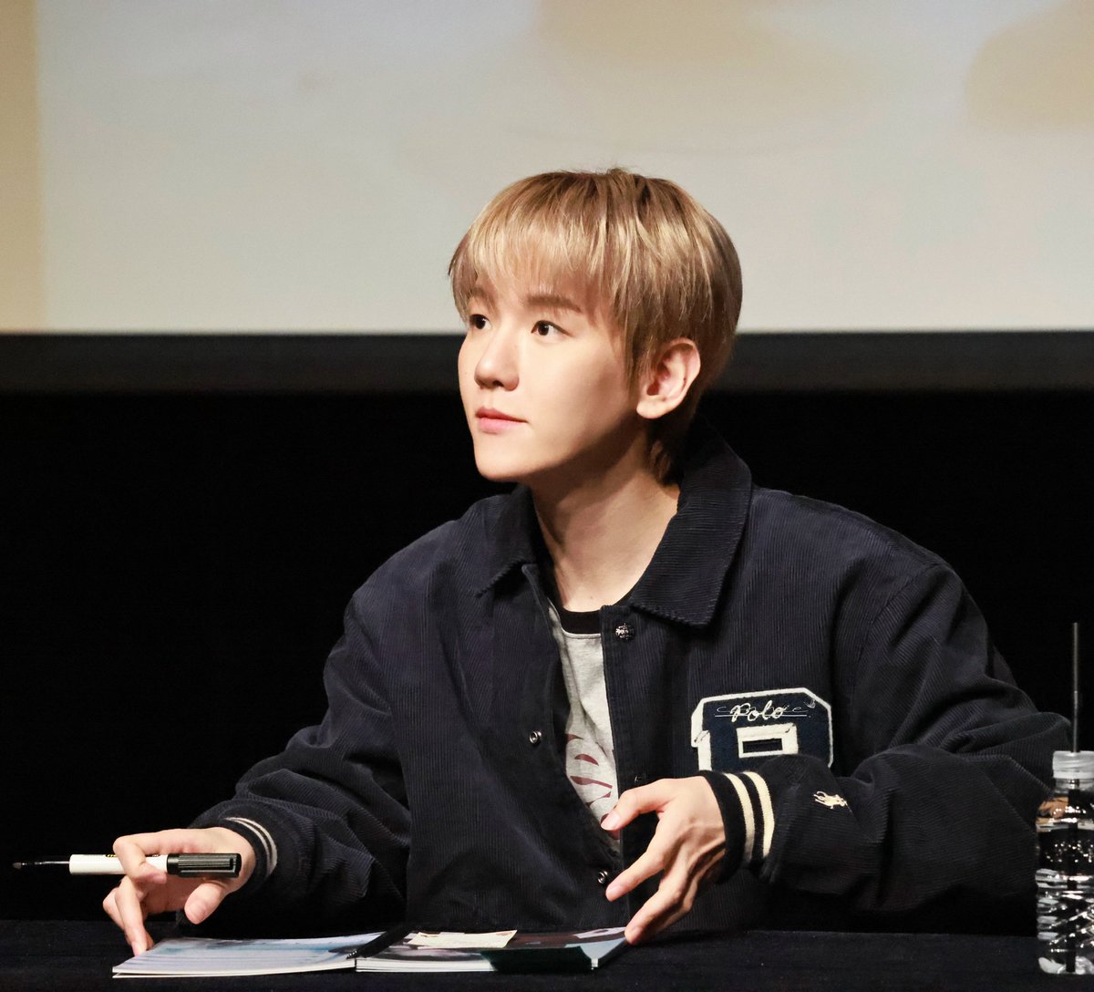 Connie_0507's tweet photo. 251118 WM 사인회
너무 귀여워❤️
@B_hundred_Hyun @BAEKHYUN_INB100 
#BAEKHYUN #백현 #伯贤 https://t.co/1KGv4jps89