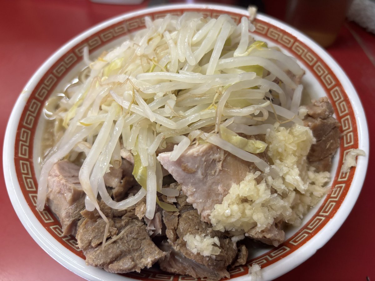 二郎@目黒

寒い日は二郎に限りますね🍜平日14時過ぎに行くとほぼ並ばずに食べられるのでおすすめです。小豚のわりには結構肉の量が多くてお得でした🉐