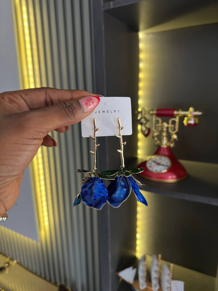 Ninaisfeliz's tweet image. Twitter was down but these floral earrings won’t let you down. 

🏷️10,000NGN each 
📍Lagos 
Kindly Dm to order