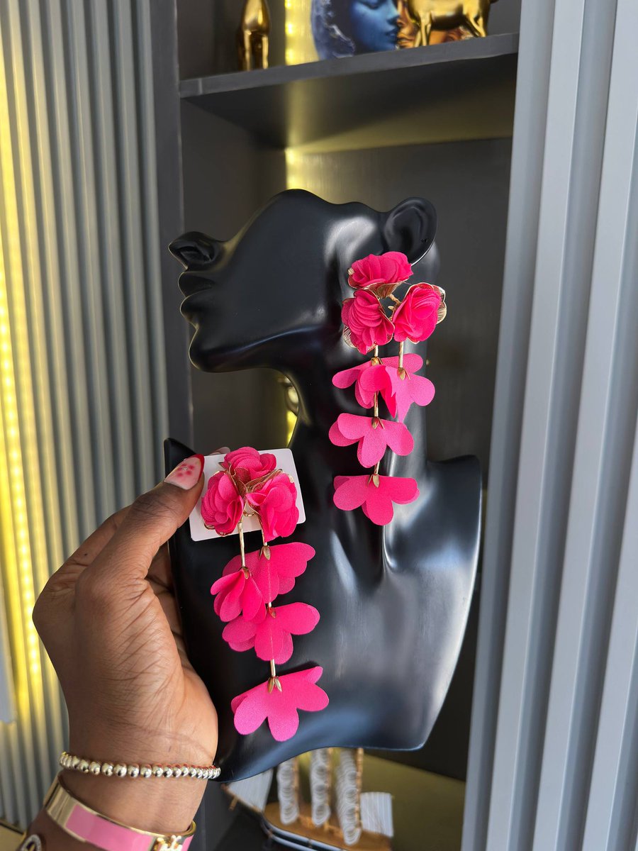 Ninaisfeliz's tweet image. Twitter was down but these floral earrings won’t let you down. 

🏷️10,000NGN each 
📍Lagos 
Kindly Dm to order