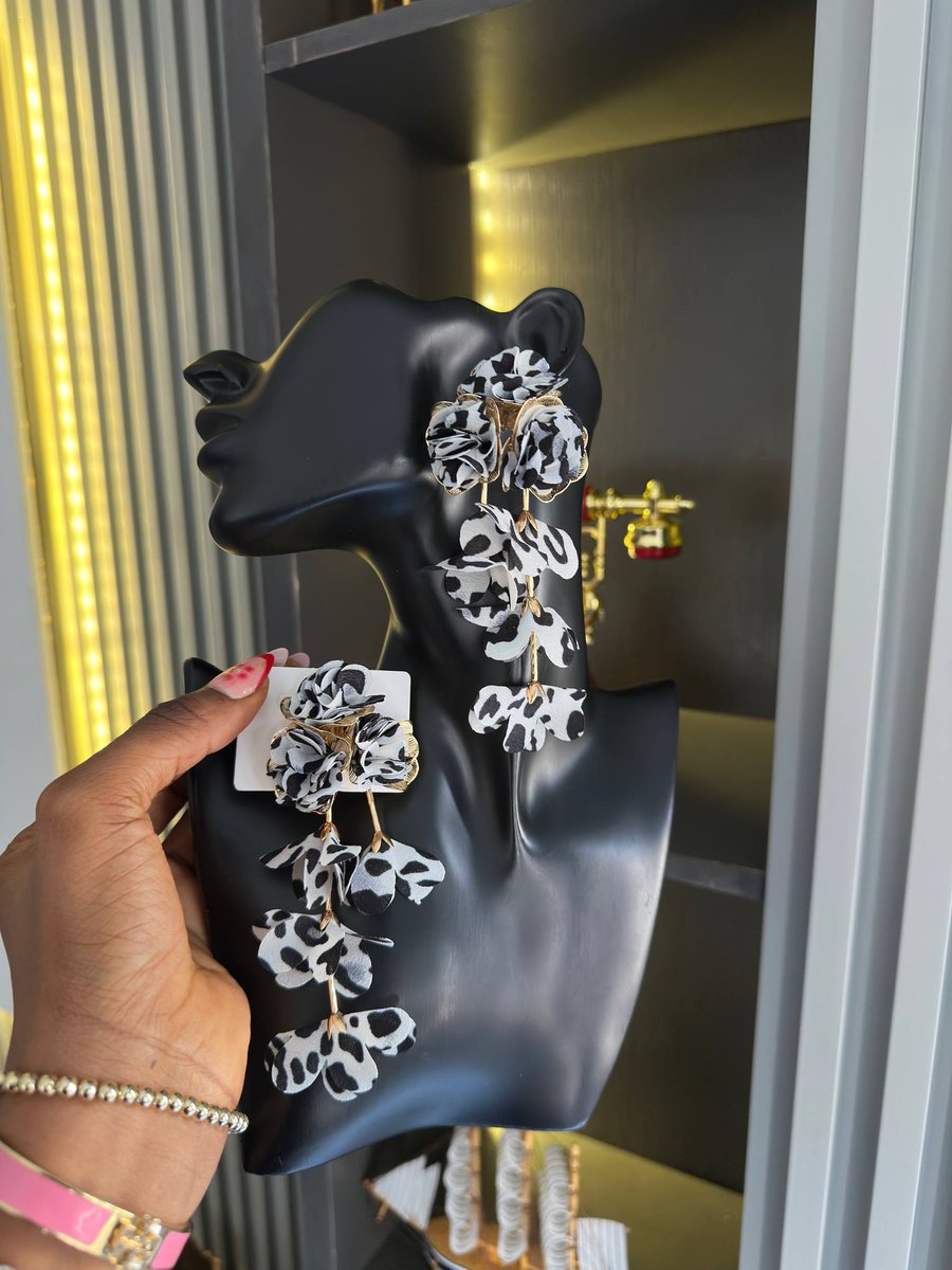 Ninaisfeliz's tweet image. Twitter was down but these floral earrings won’t let you down. 

🏷️10,000NGN each 
📍Lagos 
Kindly Dm to order