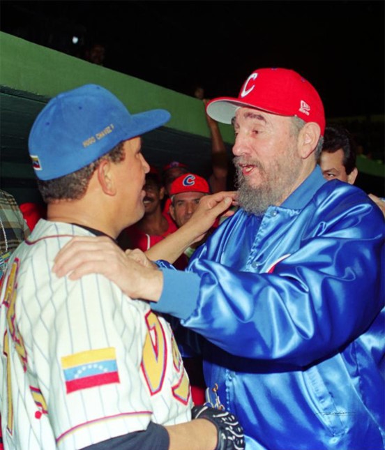 18 de noviembre de 1999 #FidelCastro participa en el encuentro de pelota entre un equipo de veteranos de Venezuela y Cuba. Chávez actúa como pitcher del conjunto venezolano y Fidel dirige al equipo cubano. Le entrega la Orden al Mérito Deportivo al presidente Hugo Chávez.