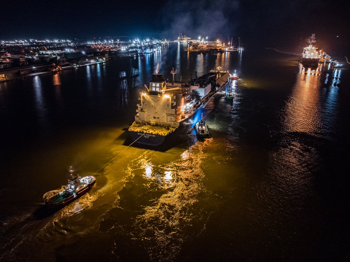 USEmbVilnius's tweet photo. Yesterday, a shipment of American LNG arrived in Klaipeda, part of which will be processed and sent to Ukraine. This will mark the first Ukraine-bound shipment of natural gas to come through Lithuania. With over 75% of gas processed in Klaipeda now coming from the United States, we are working in partnership with Lithuania to bring reliable energy to the region. American natural gas strengthens the national security of the United States and our partners.

Photos by KN Energies