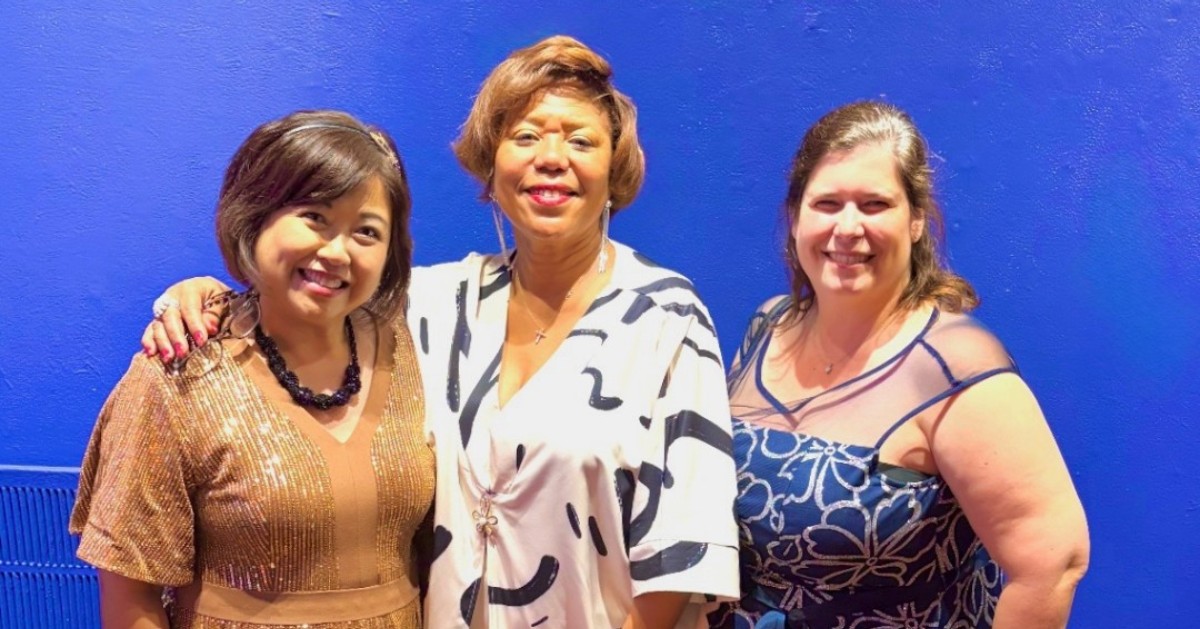 NorthStateBank's tweet image. 𝗘𝘃𝗮 𝗞𝗮𝗻𝗴, 𝗦𝗵𝗮𝗿𝗼𝗻 𝗠𝗼𝗲, and 𝗦𝗼𝗻𝗱𝗿𝗮 𝗖𝗼𝗹𝗹𝗶𝗻𝘀 at the Artspace Bash! Funds raised support admissions-free programs, artist residencies, and community-centered initiatives that help make art accessible to everyone.