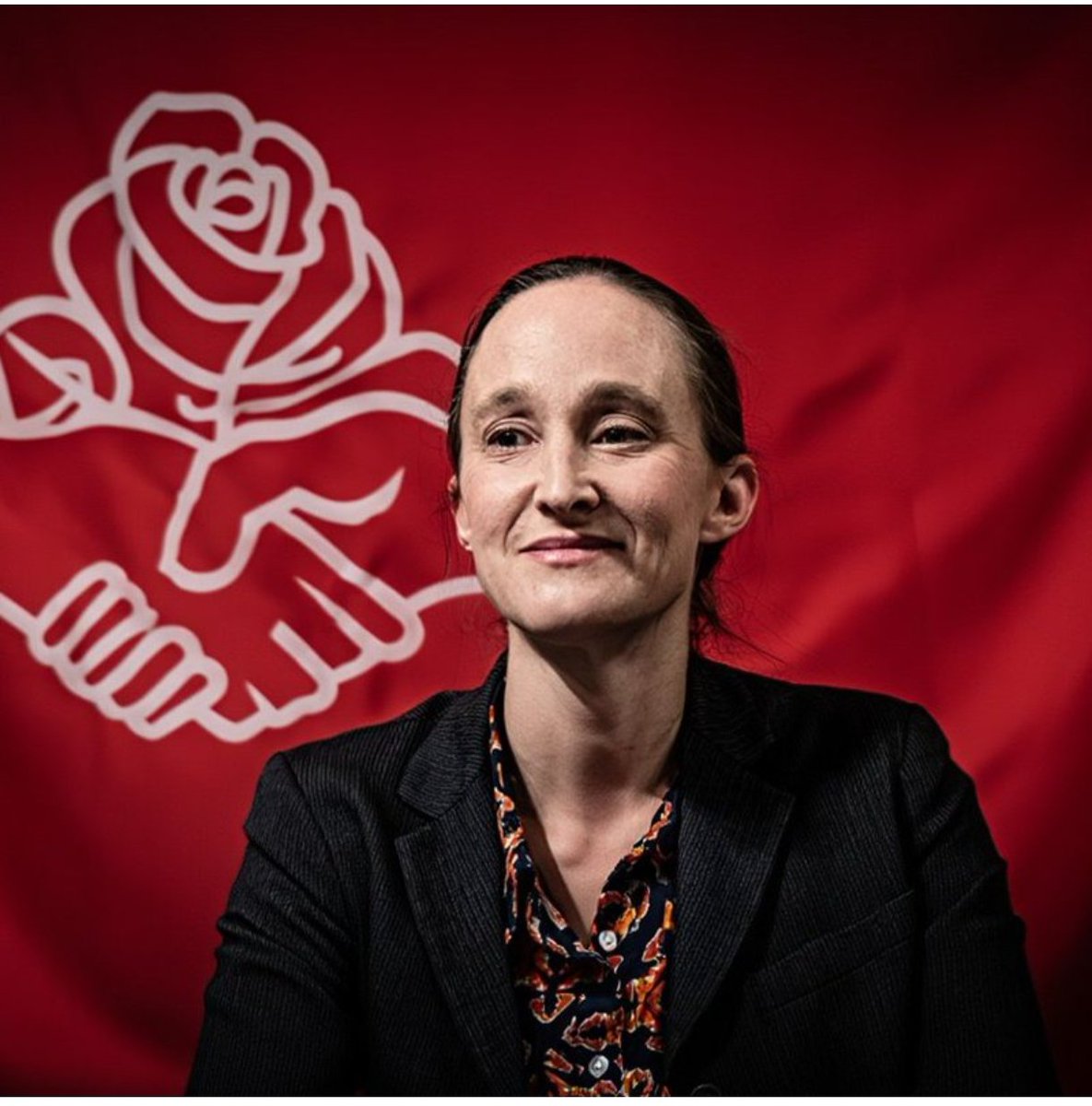 FonsiLoaiza's tweet image. La socialista Katie Wilson será la próxima alcaldesa en Seattle. Su propuesta es crear supermercados municipales y vivienda social garantizada. Hoy, el ultraderechista Donald Trump ha pedido a la FIFA eliminar a Seattle como sede del Mundial por ser gobernada por una comunista.