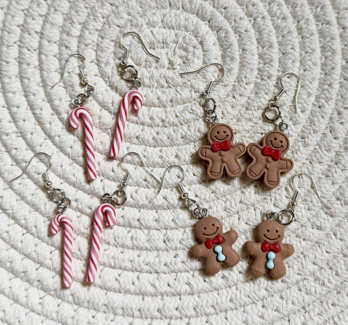 nitacy's tweet image. Do you like to wear cute Christmas earrings for the season? These could not be easier to make – and are really inexpensive!🎄Details are on my blog.

#creatingme #christmas #christmascrafts #crafts #christmasjewelry #diyearrings

creatingme.net/2025/11/18/eas…