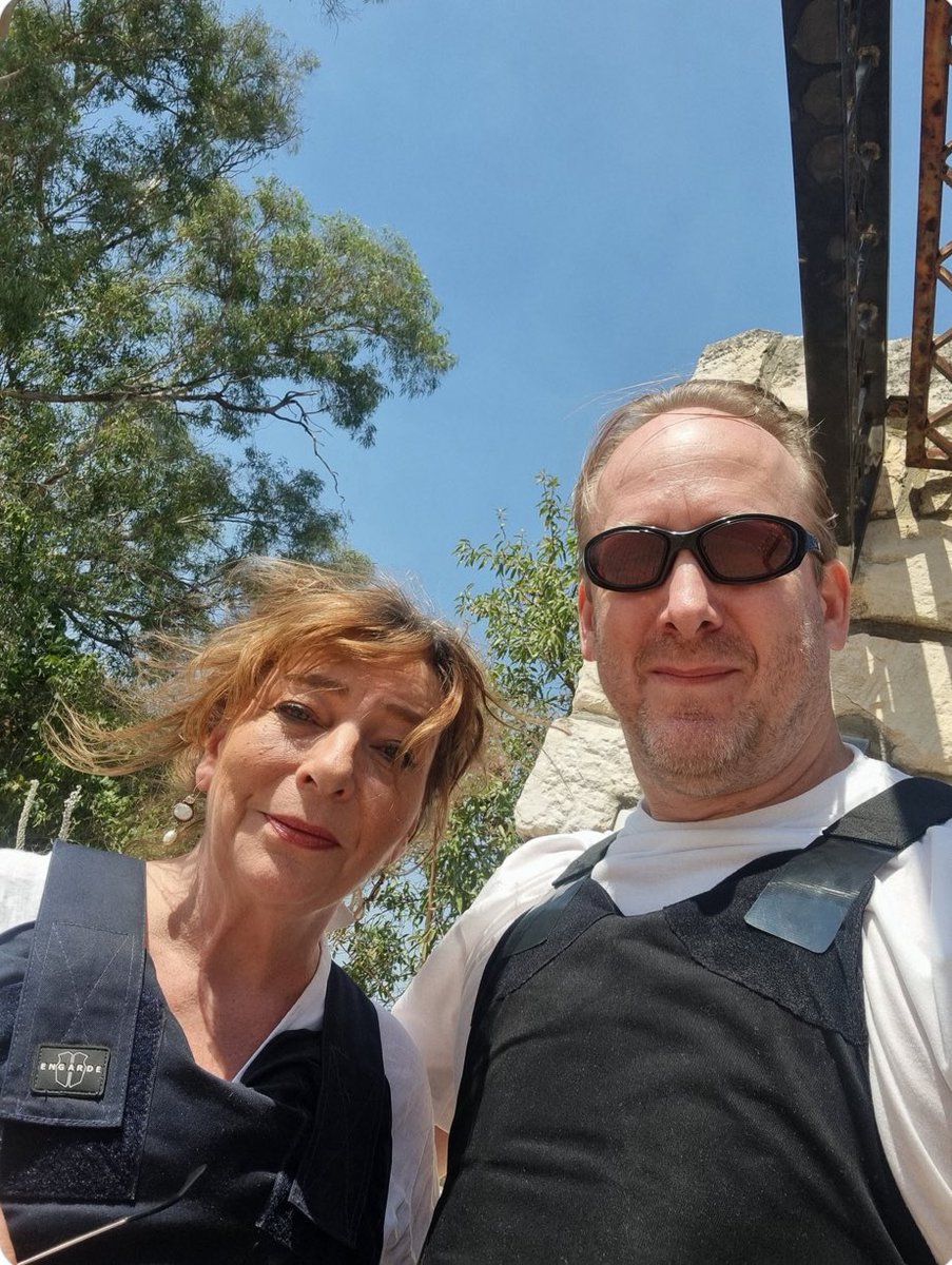 Radlab72's tweet image. Nou vooruit, even voor de lach. De niet-Joodse ‘hoofdredactie’ van Joods weekblad @_NIW_ (op een redactie van 3 personen) VoetSchurft met kogelvrije vesten in #ApartheidIsrael. Is toch gewoon mijnheer en mevrouw de Bok? 😂