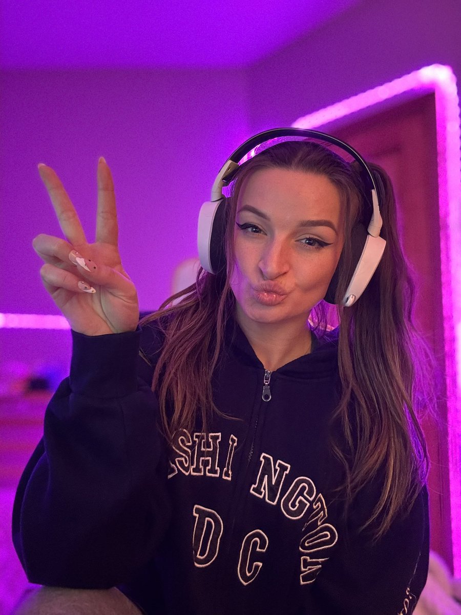reallykeelytv's tweet photo. sorry for the delay on the video my friends!! im having way too much fun with editing and it’s making it take forever- moving forward my upload day will be wednesdays! it will just be easier for me with how my days off work❤️ https://t.co/OKGbbbS3wi