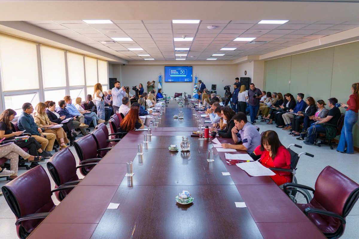 FernandezRamon_'s tweet image. #Ahora #ComB en @LegislaturaNqn recibimos al Ministro de Economía, Producción e Industria, Cr. Guillermo Koenig y equipo de trabajo quienes presentan los detalles y responden requerimientos ante diputados provinciales, de la conformación del presupuesto general de gastos y…