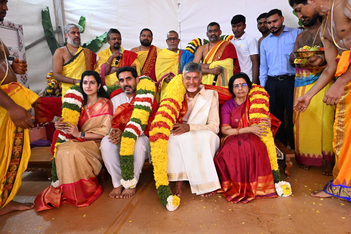 ABPDesam's tweet photo. హైదరాబాద్ లో నివాసంలో ప్రత్యేక పూజలు నిర్వహించిన సీఎం చంద్రబాబు కుటుంబం @Abpdesam
#cmchandrababu #MinisterNaralokesh #Naralokesh #Bramhani #NaraDevansh https://t.co/o4va38PMUe