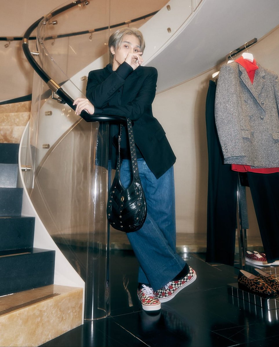 SATURDAYSSBR's tweet image. O fotógrafo Aoupor compartilhou no seu Instagram alguns cliques de Jeff Satur vestindo Valentino quando estava em Paris para a Fashion Week.

&quot;📸 para @jeffsatur com @maisonvalentino #AouporTipsySnap&quot;

Link no Instagram: instagram.com/p/DRFF53CAQ1D/…

「🌈」
#jeffsatur @jeffsatur…