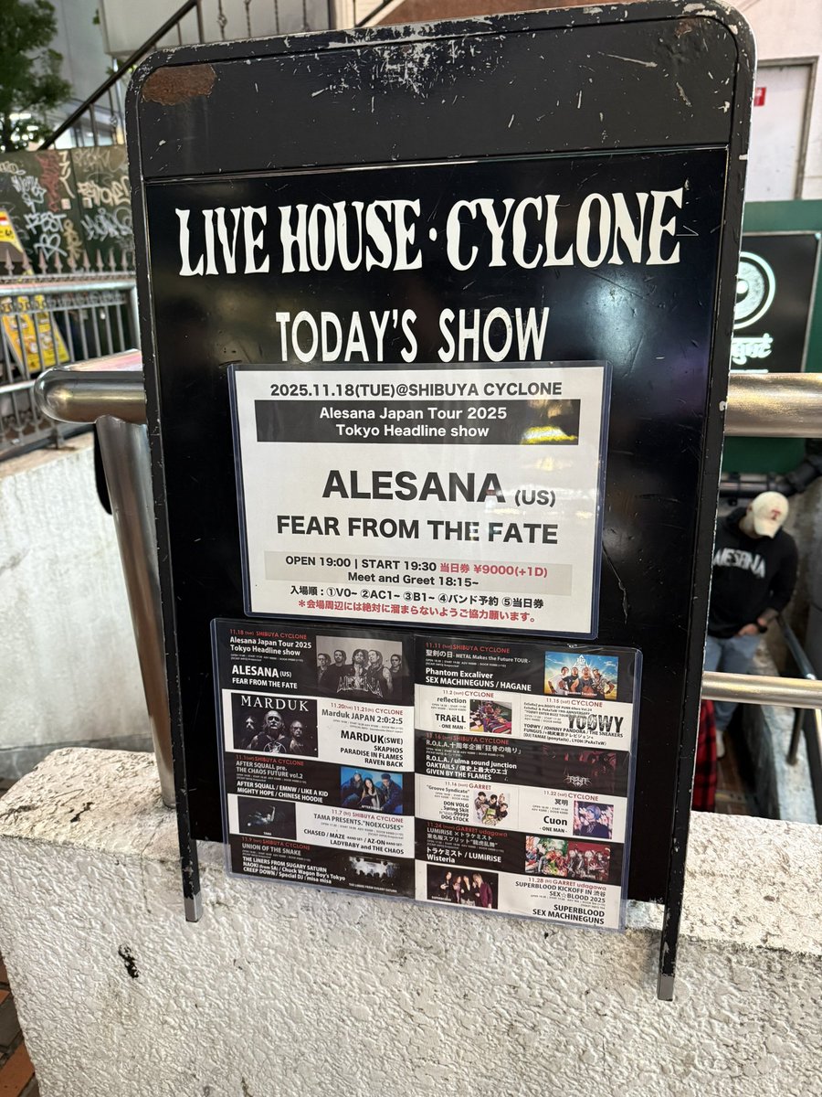 JakeにThe Blackoutとやったの覚えてる？って聞いたら2008年でしょ！って言われてもう完全にあの頃に戻ってしまった