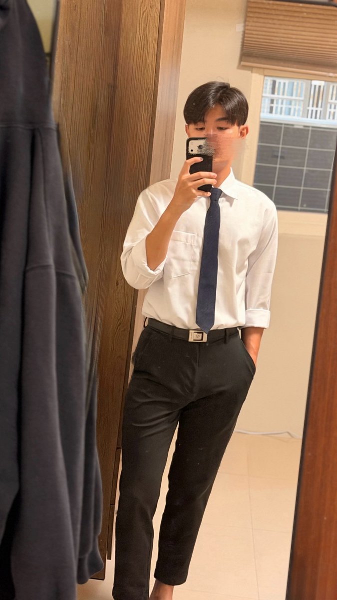 young16051111's tweet photo. 今天突然想打領帶上班
直接變回高中生穿校服（？ https://t.co/68rRwZMYG9