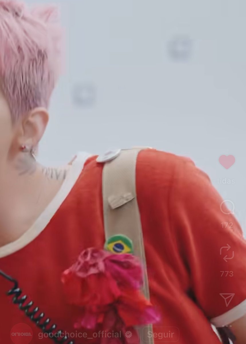 isrocketqueen's tweet image. Ele com o pin do Brasil ele conhece a nossa bandeira pelo menos 😭😭