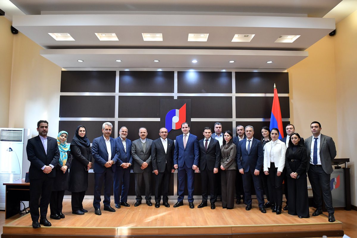 srcarmenia's tweet photo. 🇦🇲🇮🇷SRC Chairman Eduard Hakobyan received a delegation led by Iran’s Deputy Minister of Economic Affairs and Finance and Head of the Customs Administration, Foroud Asgari. The sides discussed bilateral cooperation to facilitate cross-border trade flows and control operations. https://t.co/yPT7ZULzj6