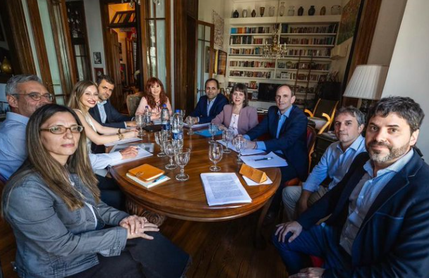 Laudiez1's tweet image. La #condenada recibiendo #visitas en en el lugar donde dicen que cumple " #prisión ".  #Justicia #Caba #Argentina