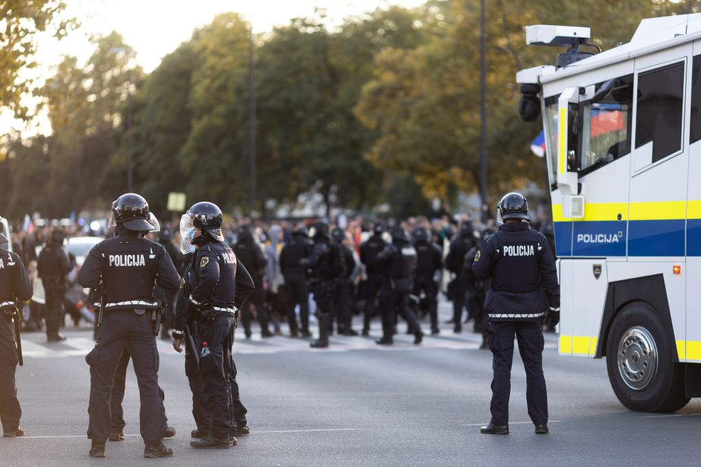 »V poznih urah so poslanci na izredni seji v ponedeljek potrdili t. i. Šutarjev zakon. Po tem, ko so že v petek na matičnem odboru vložili čez 30 amandmajev, so jih na seji dodali še 17. Za zakon je glasovalo 59 poslancev – poleg poslancev Svobode in SD tudi opozicijski stranki