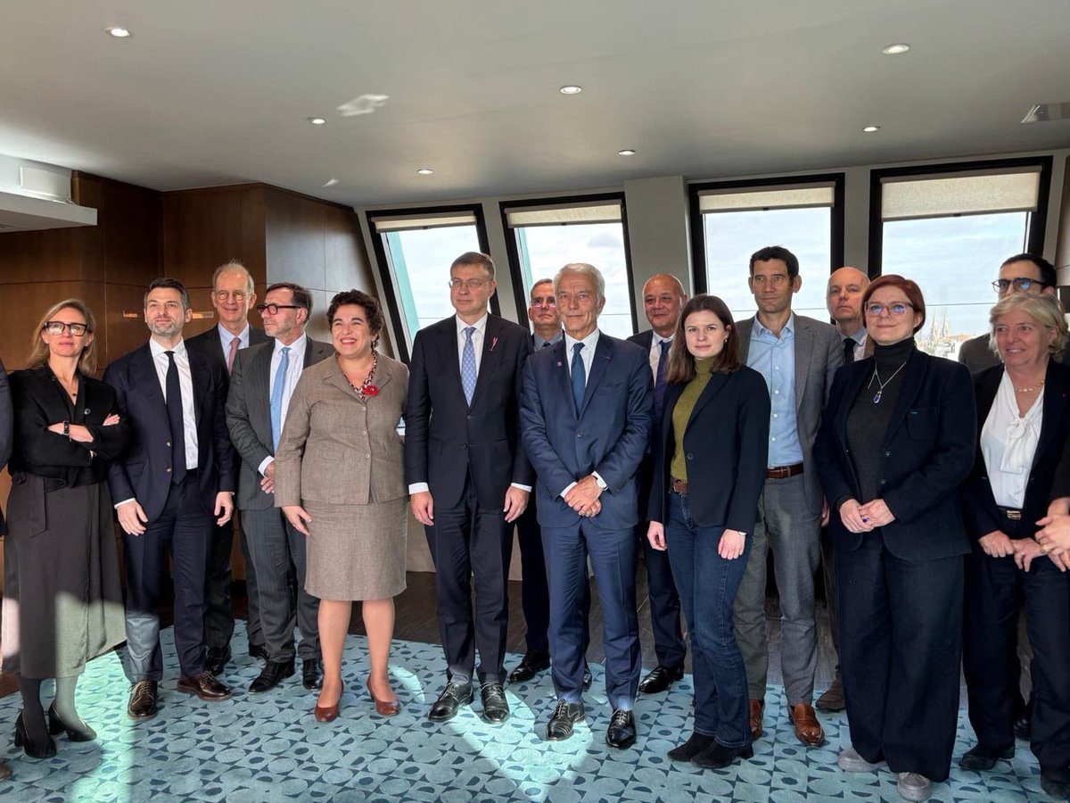 VDombrovskis's tweet image. Ravi de rencontrer des entreprises françaises @medef pour discuter du programme de #simplification de la @EU_Commission et écouter leurs points de vue et leurs préoccupations. 🇫🇷🇪🇺