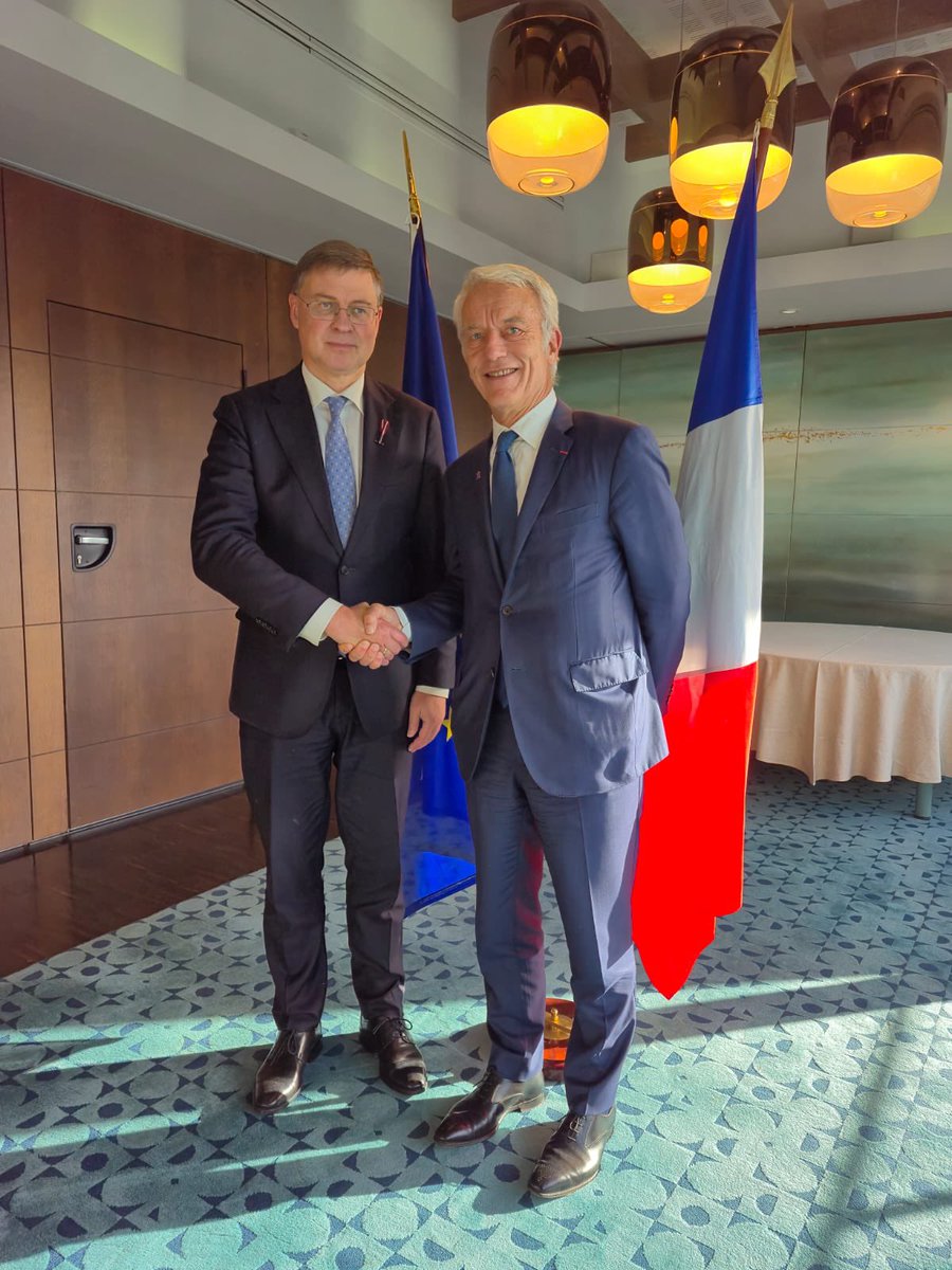 VDombrovskis's tweet image. Ravi de rencontrer des entreprises françaises @medef pour discuter du programme de #simplification de la @EU_Commission et écouter leurs points de vue et leurs préoccupations. 🇫🇷🇪🇺