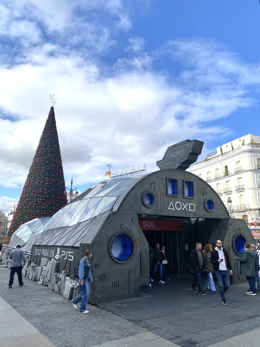 Cooleach's tweet image. Ничего особенного, просто станция мадридского метро заколлабилась с PlayStation. Надпись: «Такое бывает на PS5» (буквально — «Это происходит на PS5»).