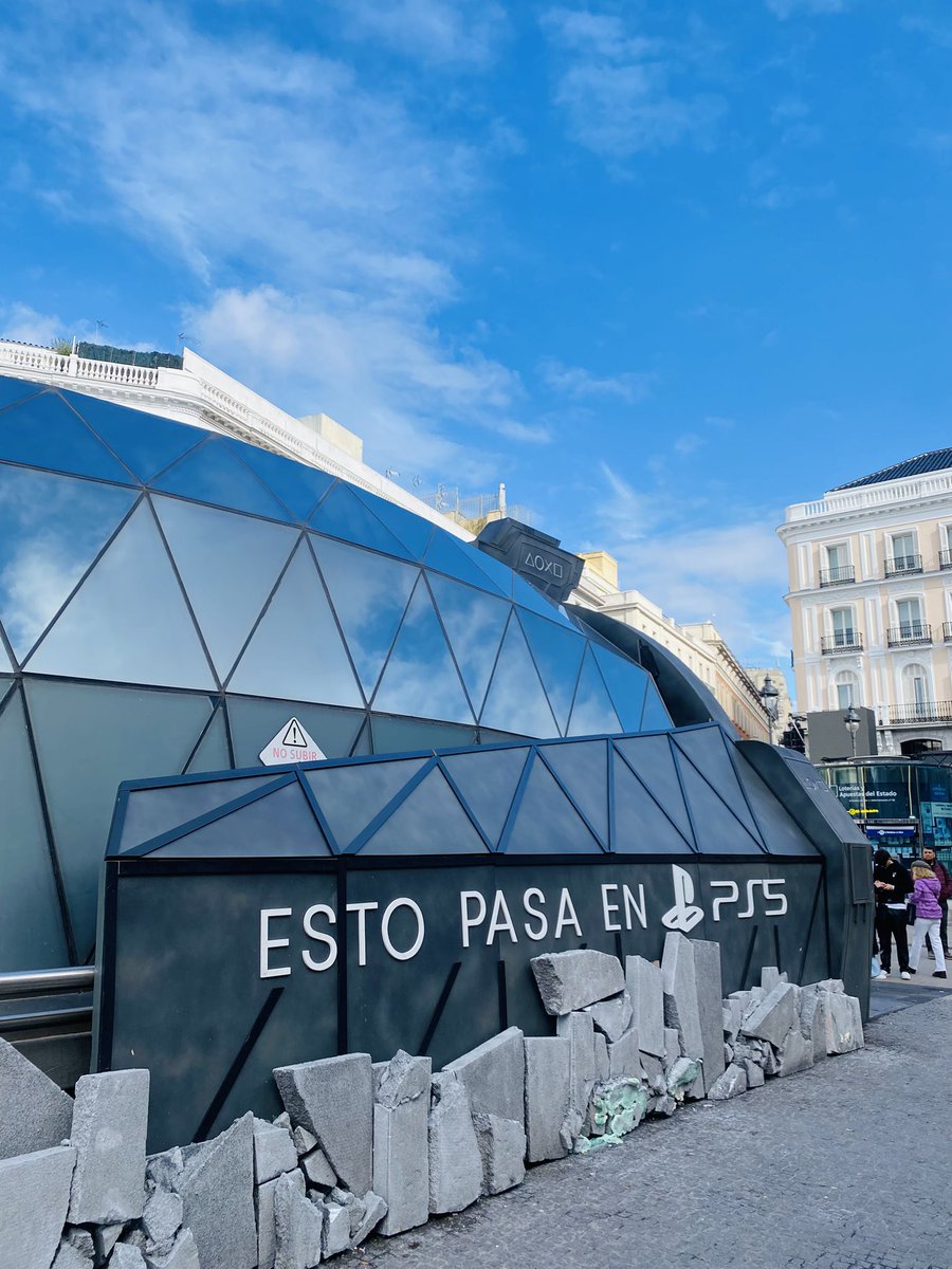 Cooleach's tweet image. Ничего особенного, просто станция мадридского метро заколлабилась с PlayStation. Надпись: «Такое бывает на PS5» (буквально — «Это происходит на PS5»).
