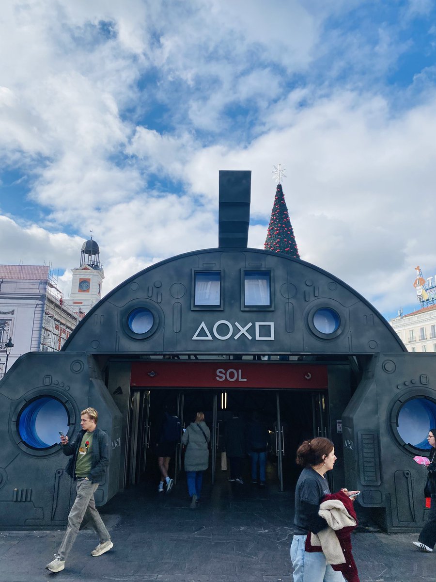 Cooleach's tweet image. Ничего особенного, просто станция мадридского метро заколлабилась с PlayStation. Надпись: «Такое бывает на PS5» (буквально — «Это происходит на PS5»).