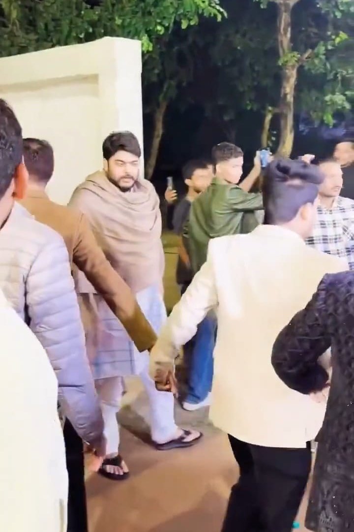 ProfNoorul's tweet photo. जो खानदानी रईस हैं,
वो मिजाज़ रखते हैं नरम अपना।

तुम्हारा लहजा बता रहा है,
तुम्हारी दौलत नई नई है।

मरहूम मुख्तार अंसारी के बेटे उमर अंसारी की शादी में बहुत सारे पॉलिटिशियन आए हुए थे। सबने कोर्ट पेंट शेरवानी जूता पहने हुए थे।

उस शादी में एक बंदा ओसामा सहाब जिसने सिम्पलिटीसिटी की मिशाल पेश की और बता दिया उसे किसी भी तरह के दिखावे की जरूरत नहीं है। वो ख़ुद में एक ब्रांड है।