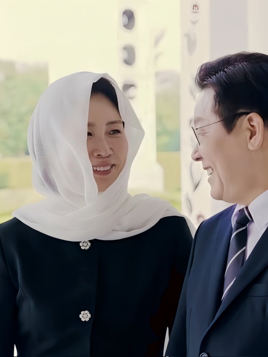 대통령님 여사님 보고 너무 좋아하시는거 아니에요? 🤭