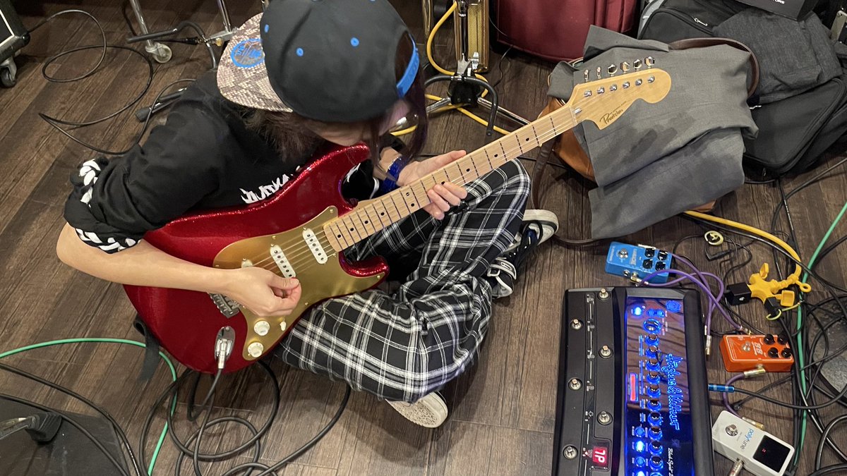 dropboxで去年の今頃のLive映像見つけて「赤ラメ結構良い音してんじゃ