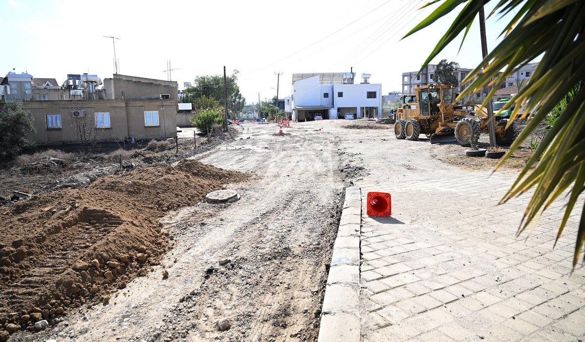 Hamitköy Atatürk Caddesi'nde asfaltlama çalışması için ön hazırlıklar tamamlanıyor.