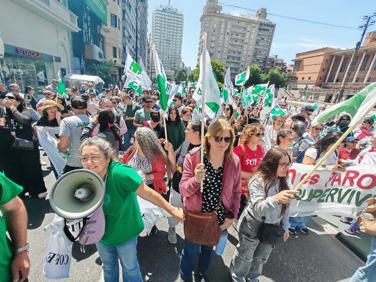 tvflorida's tweet photo. 🩺En el marco del paro nacional de 24 hs, trabajadores de la FFSP participan de la marcha en Montevideo para reclamar mayor presupuesto para la salud. https://t.co/U3zvmqveTk