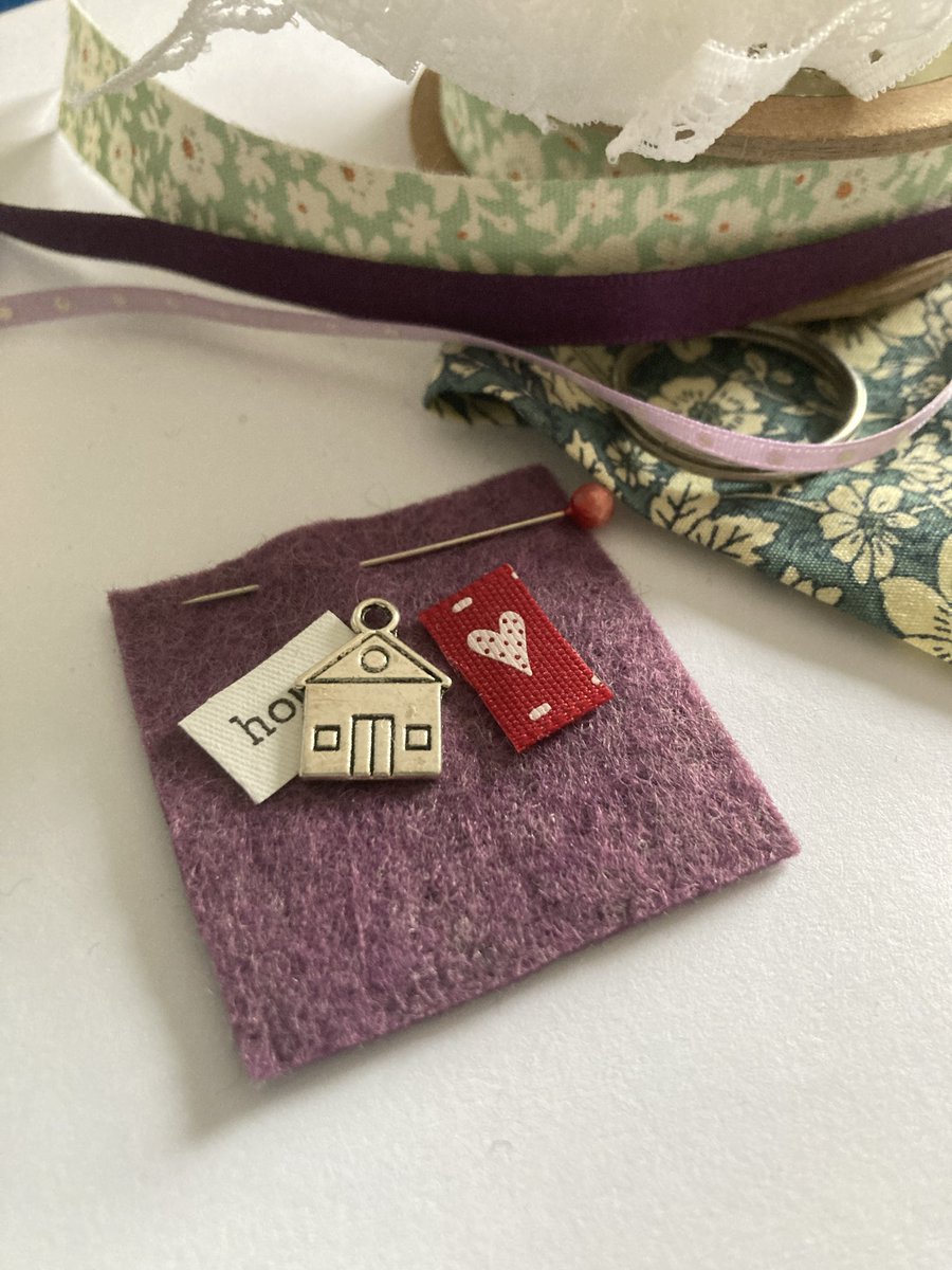 elliestreasures's tweet image. I’m finishing my last four commission pieces today and have excitedly started planning a new keyring for my shop 💜

elliestreasures.square.site

#handsewn #SmallBusiness
