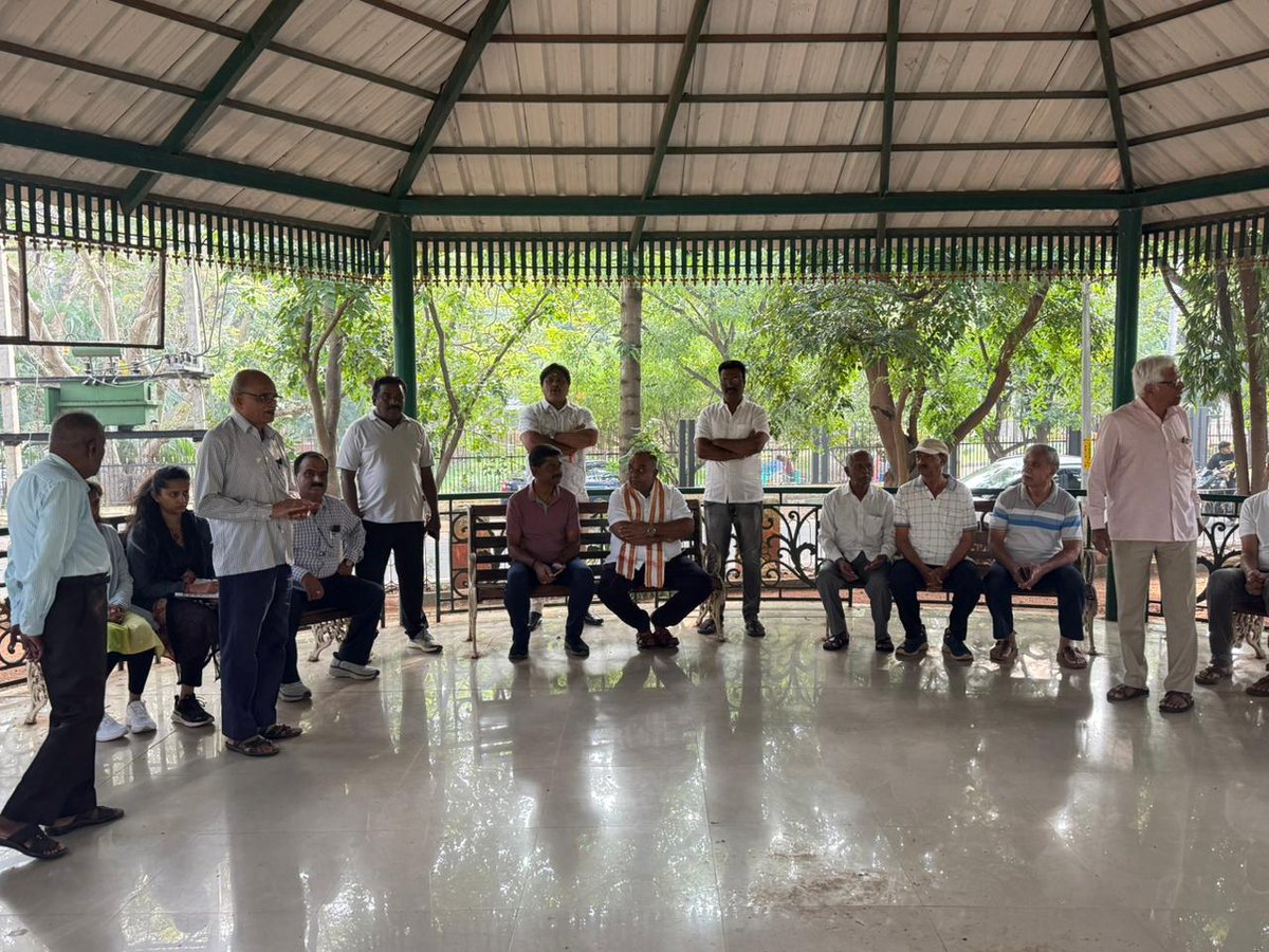 ವಾರ್ಡ್ - 47ರ ಕುವೆಂಪುನಗರ ಭಾಗದಲ್ಲಿ ಸ್ಥಳಿಯ ಮುಖಂಡರೊಂದಿಗೆ ಪಾದಯಾತ್ರೆ ಮೂಲಕ ತೆರಳಿ ಕುಂದುಕೊರತೆ ಅಹವಾಲುಗಳನ್ನು ಸ್ವೀಕರಿಸಿ, ಸಮಸ್ಯೆಗಳ ಪರಿಹಾರಕ್ಕಾಗಿ ಸಂಬಂಧಪಟ್ಟ ಅಧಿಕಾರಿಗಳಿಗೆ ನಿರ್ದೇಶನ ನೀಡಲಾಯಿತು.
ಈ ಸಂದರ್ಭದಲ್ಲಿ ಅಧಿಕಾರಿಗಳು ಹಾಗೂ ಹಿರಿಯ ಮುಖಂಡರು ಉಪಸ್ಥಿತರಿದ್ದರು.