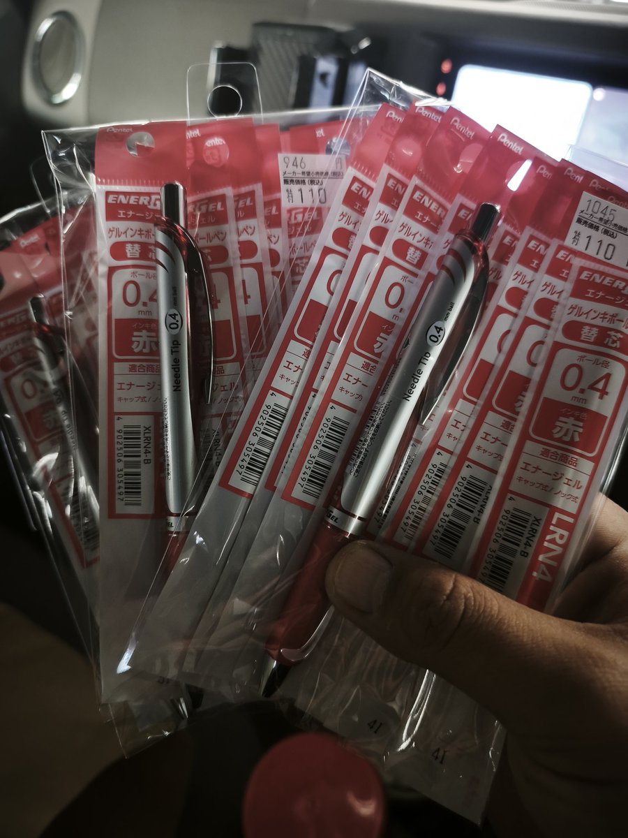 nip893konofan's tweet image. 今日の戦利品
ボールペン1本と詰め替え8つ入りで110円の価格破壊w